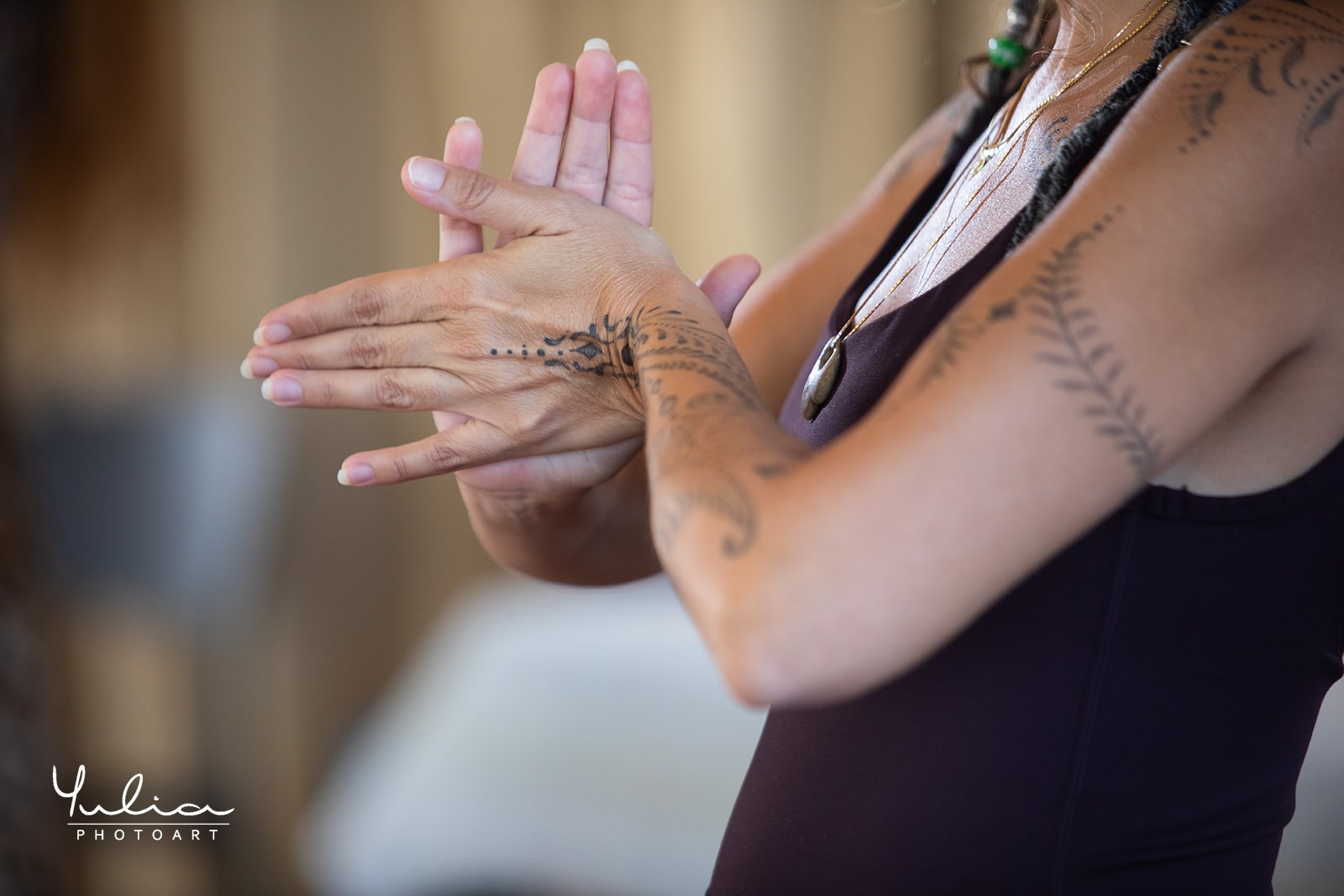 מודרה — מחוות ידיים